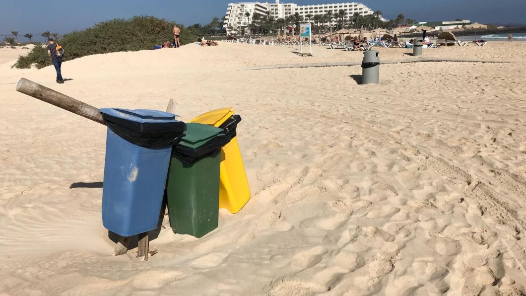afvalcontainers om afval te scheiden op het strand