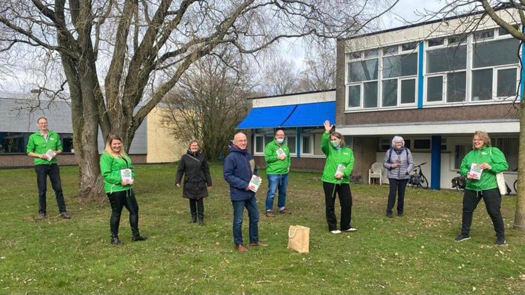 Groepsfoto van 8 Hengelose GroenLinksers, waarvan meerdere met een groen jack