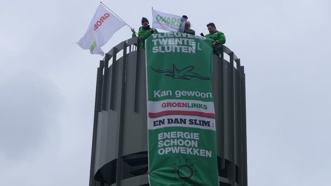 Banner vanaf de uitzichttoren op vliegveld Twente: "Vliegveld Twente sluiten, kan gewoon.
