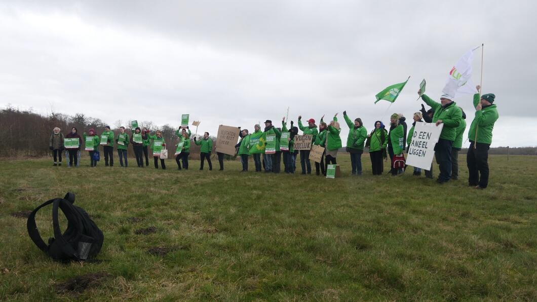 GroenLinksers met actieborden tegen de heropening van vliegveld Twente