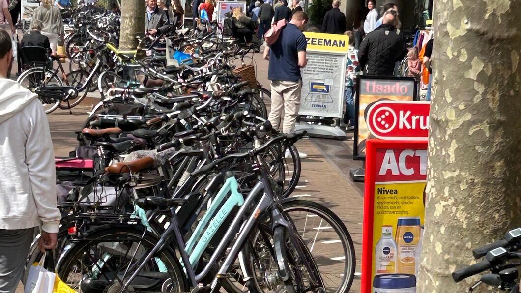 Veel geparkeerde fietsen in het centrum © Nico-Tom Pen