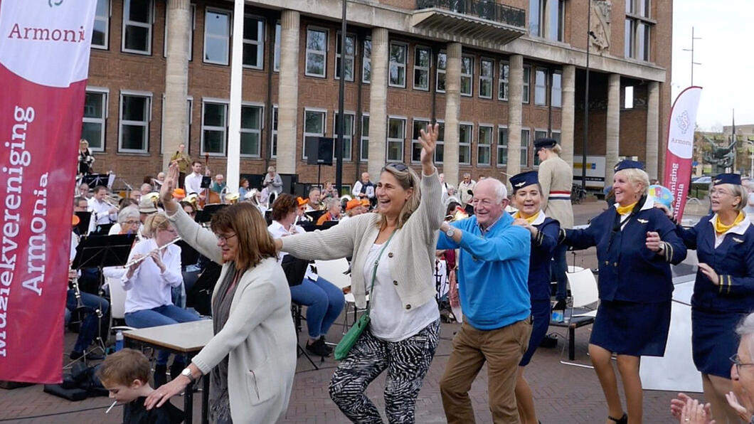 Agnes in een polonaise voor het stadhuis van Hengelo © Agnes Booijink