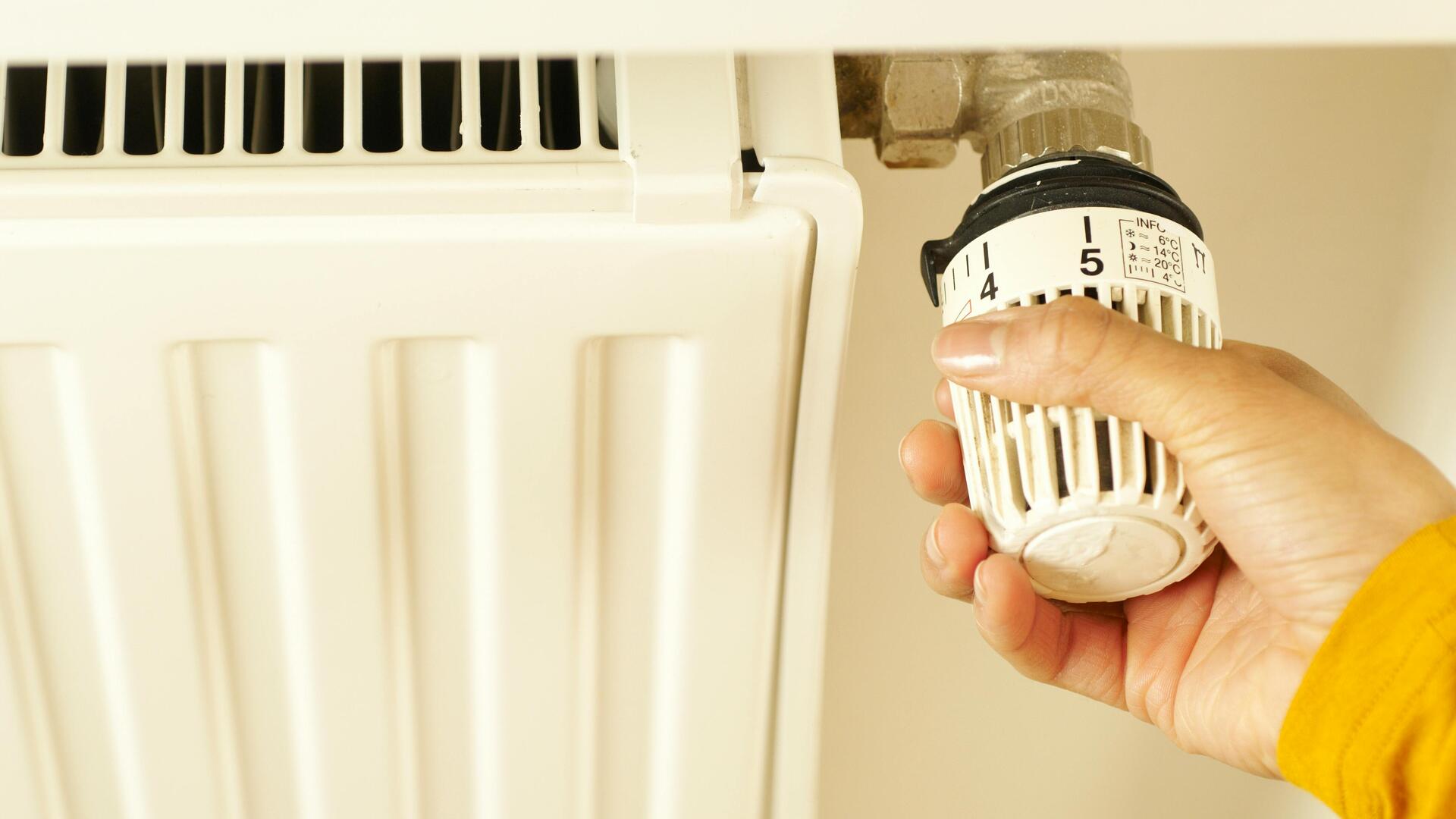 Iemand die aan de verwarmingsknop draait - © BOOM vis Pexels.com