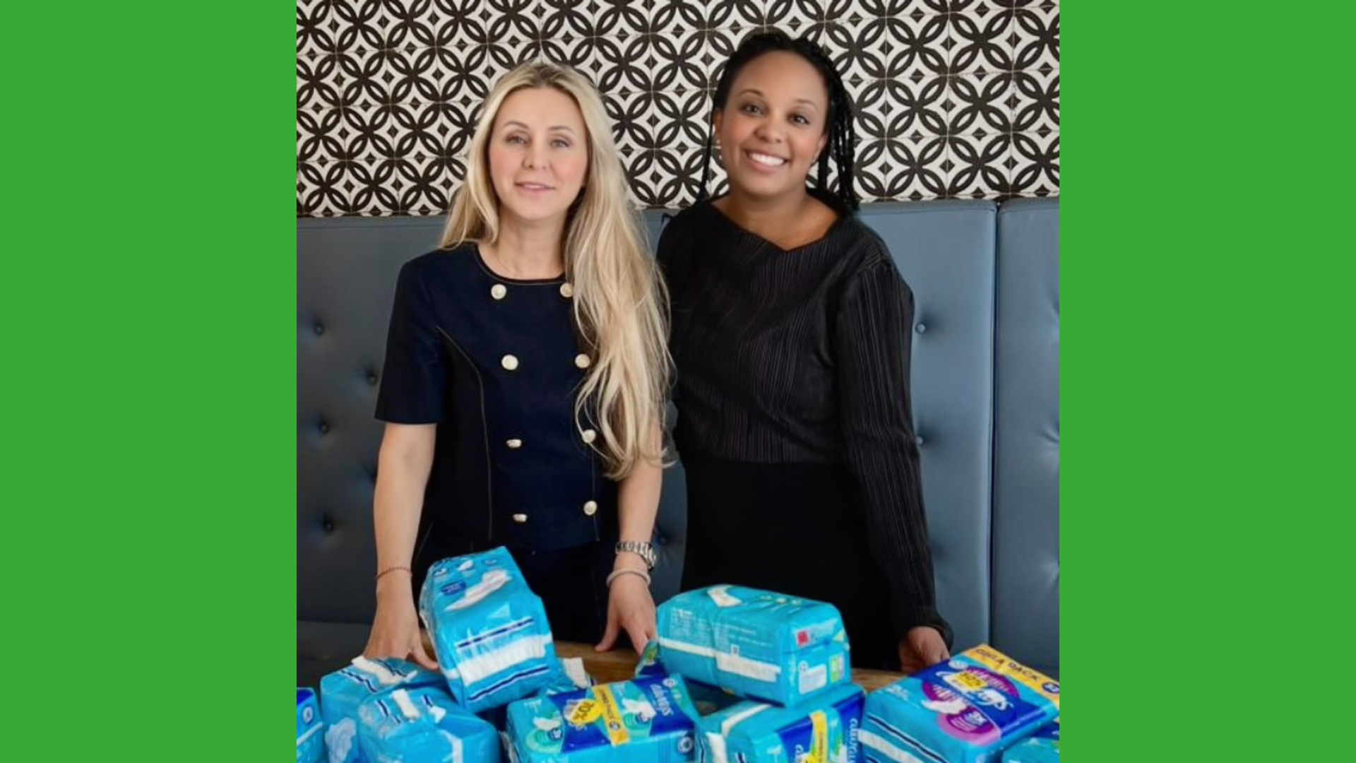 Seviya en Abby achter een stapel menstruatieproducten
