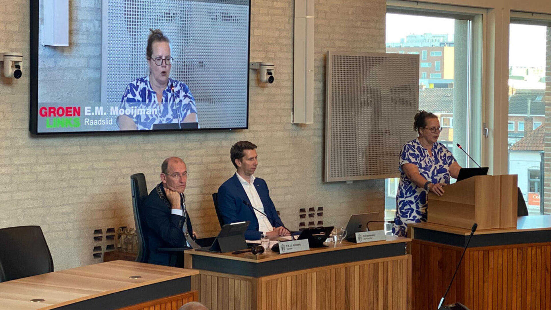 Elske Mooijman tijdens haar toespraak over radicale zachtheid in de gemeenteraad