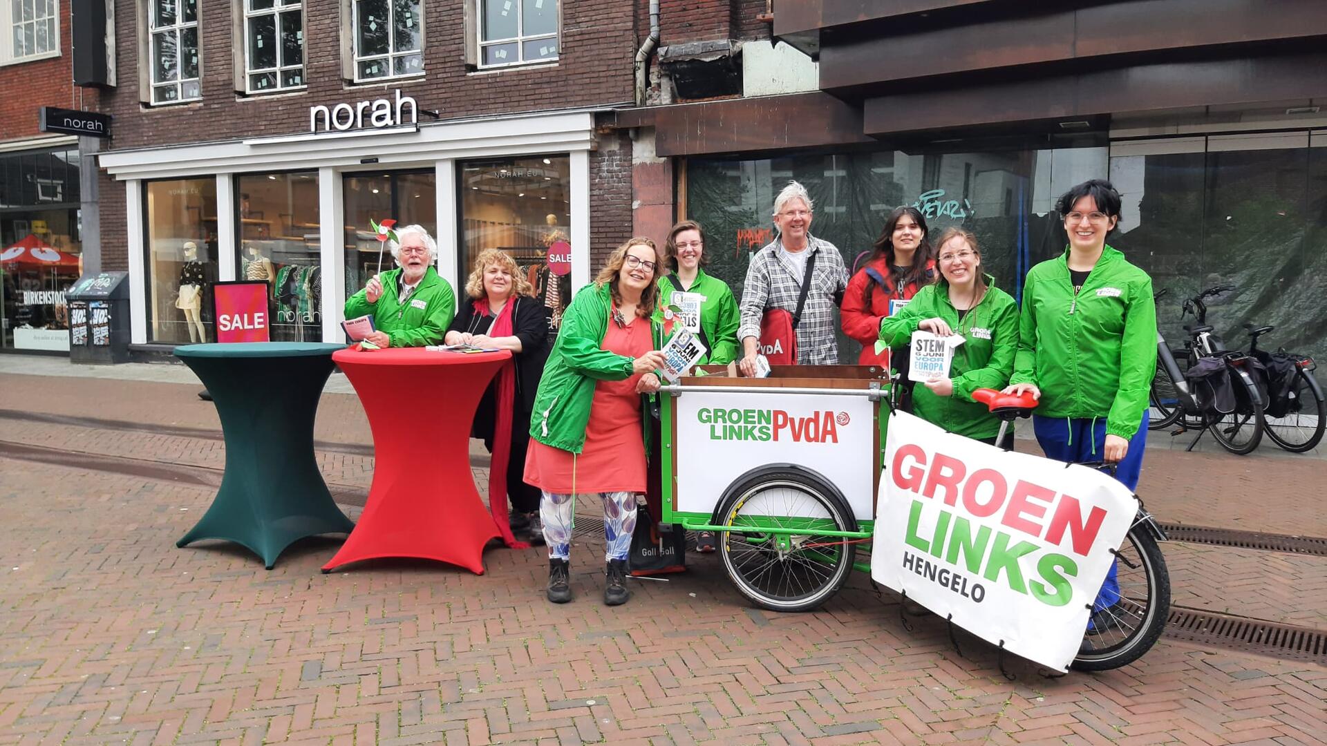 GroenLinksers en PvdA'ers in campagnejasjes bij de welbekende bakfiets